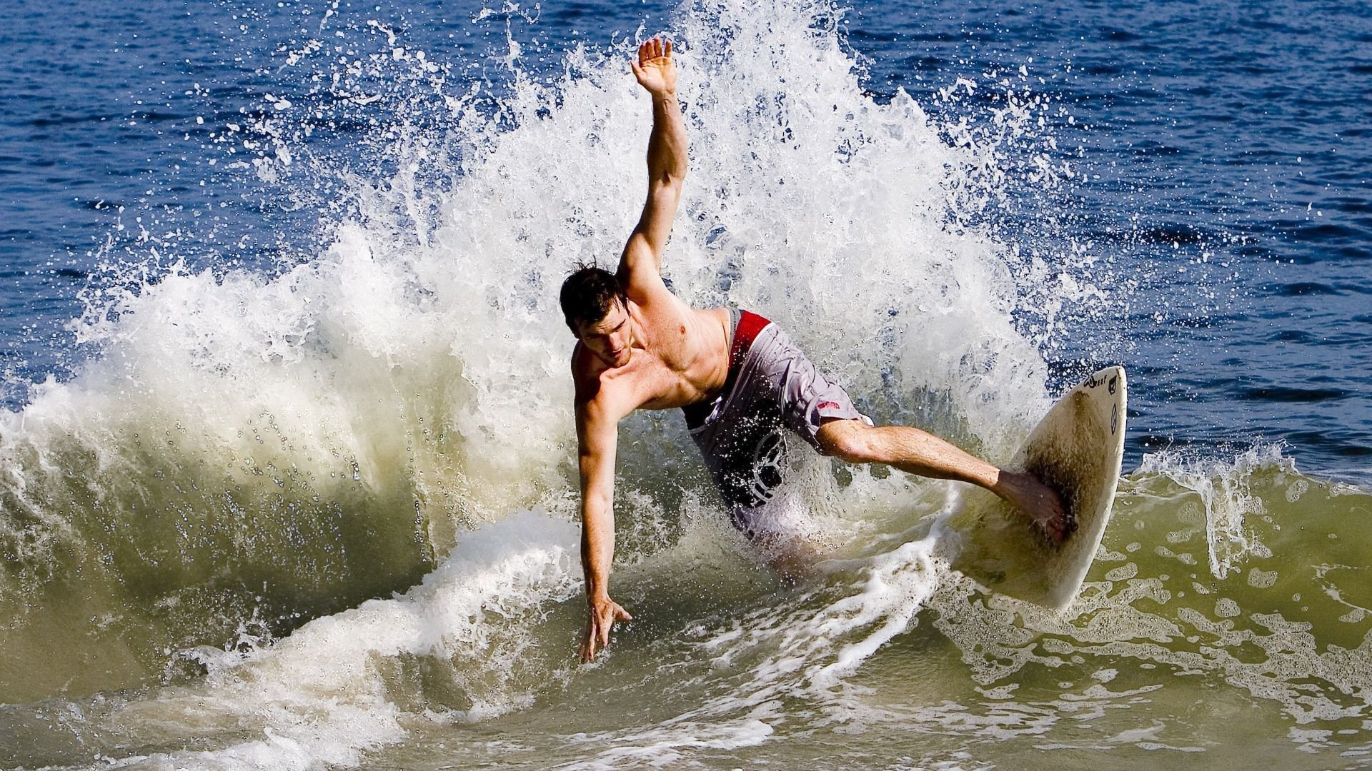 德国男子排球队在小组赛中表现出色,晋级八强,德国排球运动员